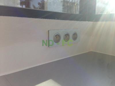 Installation des prises de courant de marque Legrand et de modèle Céliane avec plaque Vert Kaolin