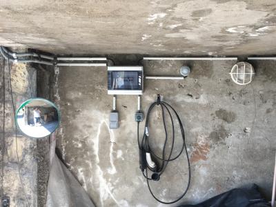 Installation d'un éclairage garage et d'une prise de charge pour voiture électrique