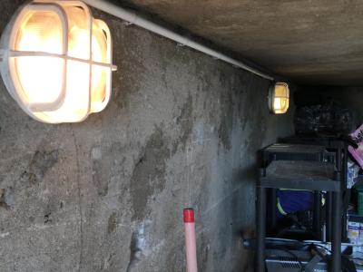 Installation d'un éclairage garage et d'une prise de charge pour voiture électrique