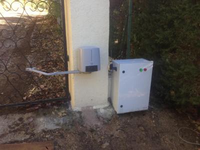 Le voyant Vert indique que l'installation est sous tension, le rouge indique que l'installation est sur les batteries de secours.