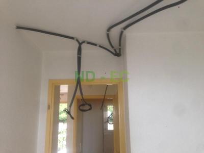 Pose des gaines en plafond